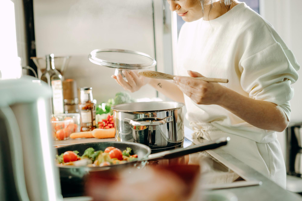 garota cozinhando na cozinha comida saudavel