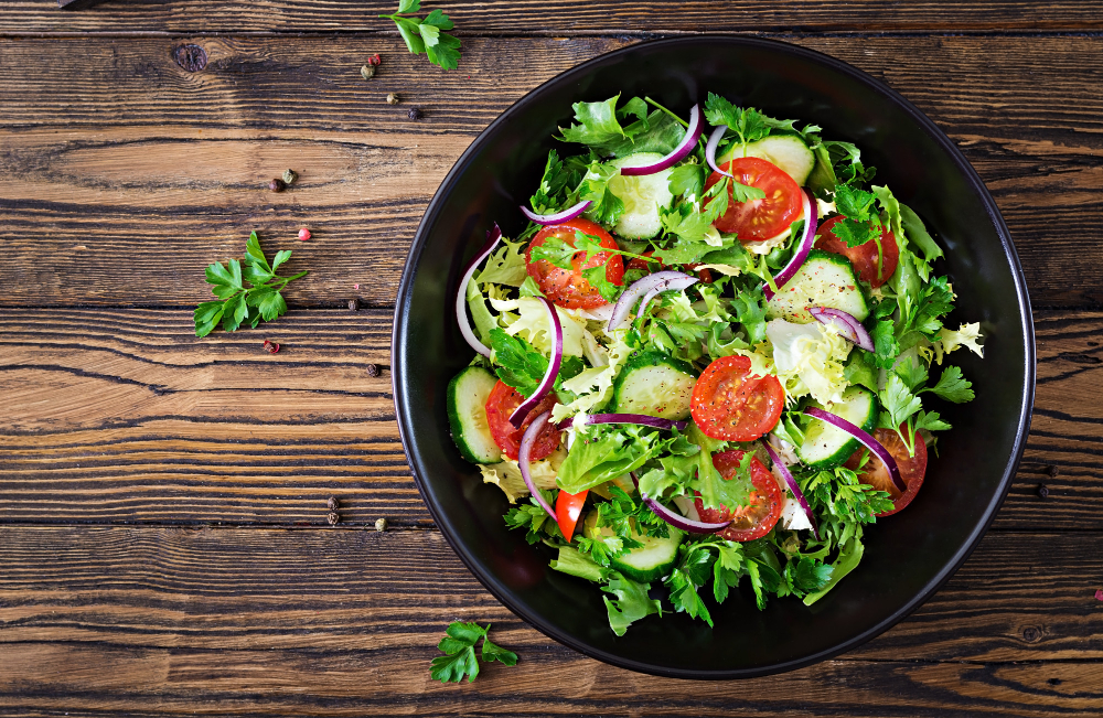 salada de tomate pepino cebola roxa e folhas de alface menu de vitamina verao saudavel comida vegetal vegana mesa de jantar vegetariana vista do topo configuracao plana